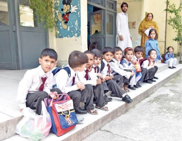 Federal Govt Introduces No-Bag Policy for Primary Schools in Islamabad