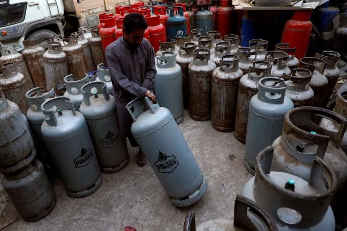 50% of Karachi’s LPG Shops Face Closure as Police Crackdown Intensifies