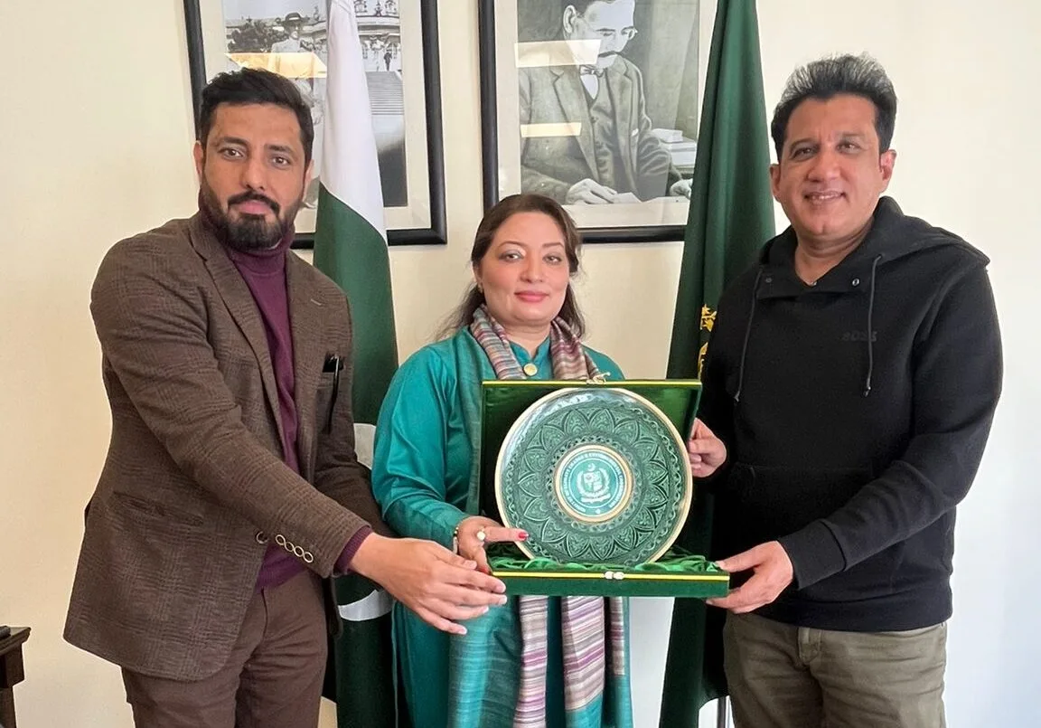 PM’s aide Romina Khurshid urges Lahore Qalandars to promote climate awareness during PSL season