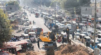 Water Pipeline Damage Closes Karachi’s University Road Portion, Disrupts Traffic