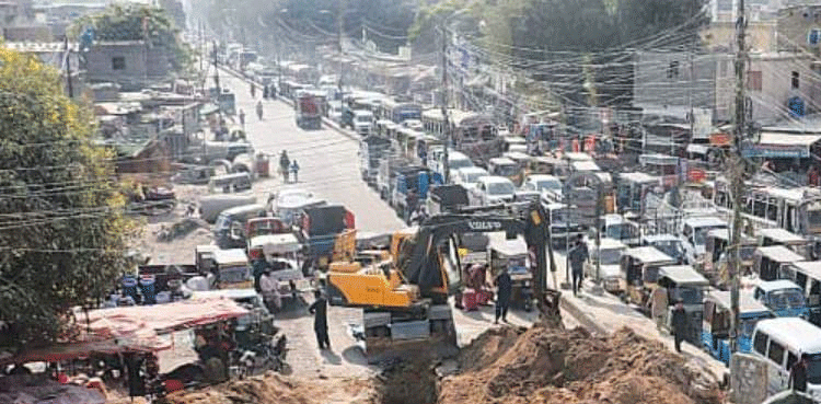 Water Pipeline Damage Closes Karachi’s University Road Portion, Disrupts Traffic