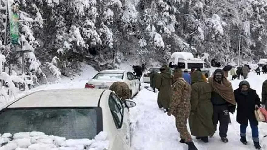 Pakistan Army Speeds Up Rescue Operations Amid Severe Snowfall in Remote Areas