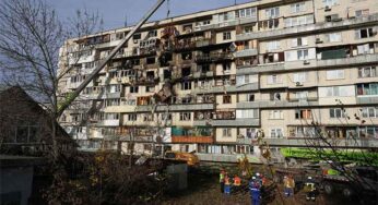 Russian strikes kill 1 in Ukrainian city as peace deadline looms