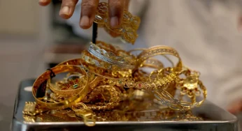 Gold prices drop in Pakistan on international decline