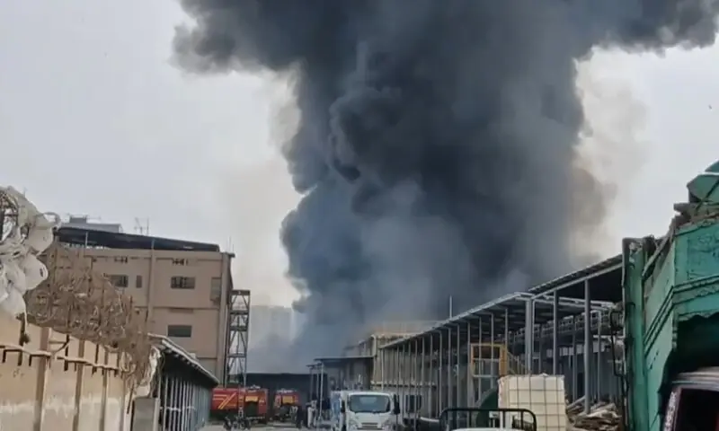 Fire spreads at Karachi chemical plant: Rescue efforts ongoing