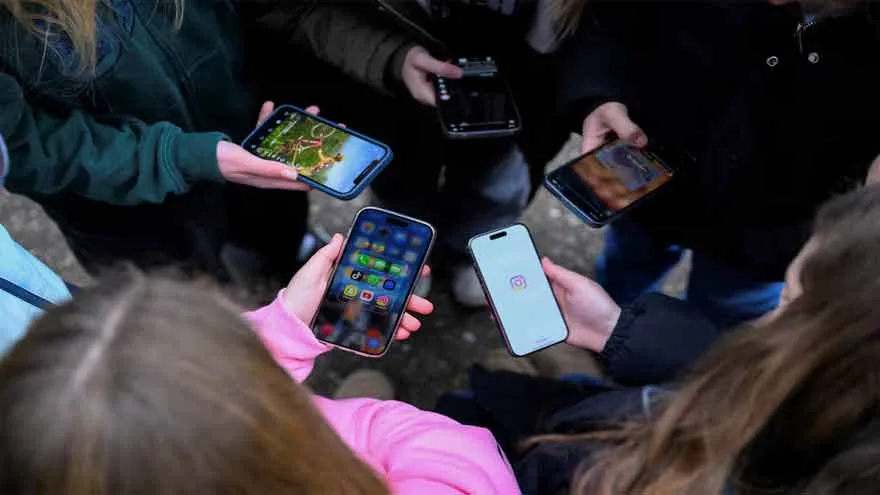 German Conservatives Support Social Media Restrictions for Children