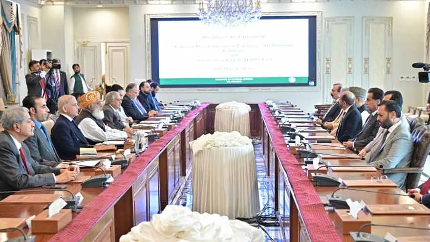 PM Sharif briefs leaders on regional tensions in private session