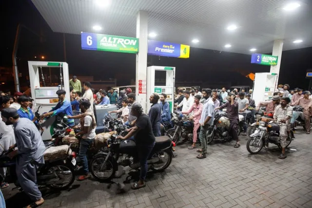 Federal Govt Orders Provinces to Inspect Petrol Pumps Amid Hoarding Concerns