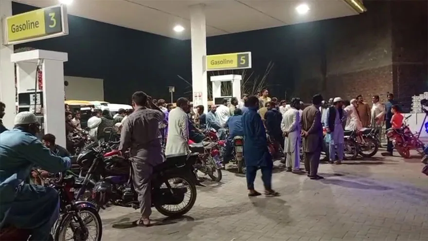 Petrol queues mount as Lahore fears fuel shortage intensifies