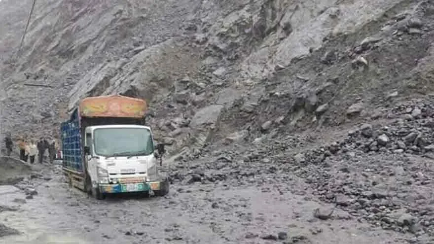Heavy Rain Causes Highway Closure in Gilgit-Baltistan, Hundreds Stranded