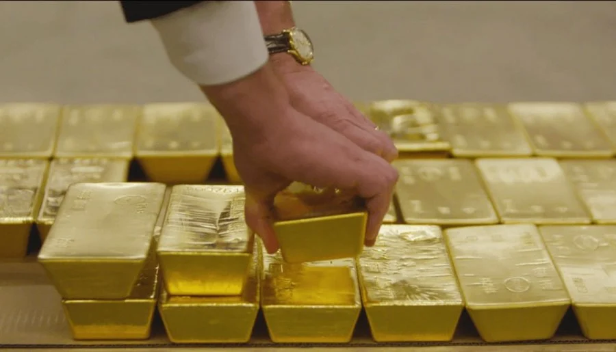 Global Gold Price Plummets Amid Tensions Despite 1983 Weekly Drop Record