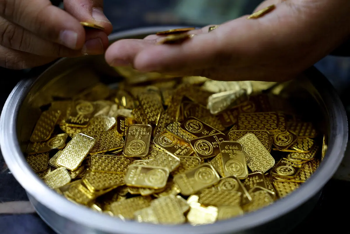 Gold Prices Drop in Local and International Markets