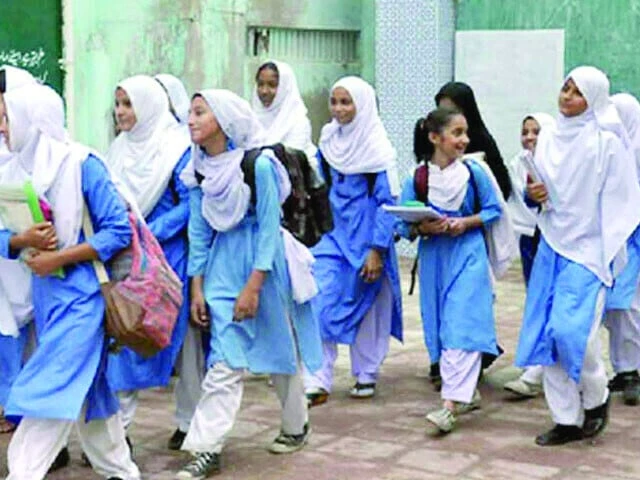 Unsafe Punjab School Commute Endangers Children Amid Lack of Transport