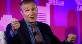 United Airlines Ponders Merger with American Airlines with Trump’s Support, Faces Regulatory Hurdles