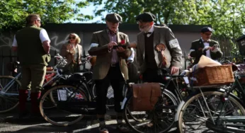 Hundreds Join Vintage Cycling Parade in London’s Tweed Run