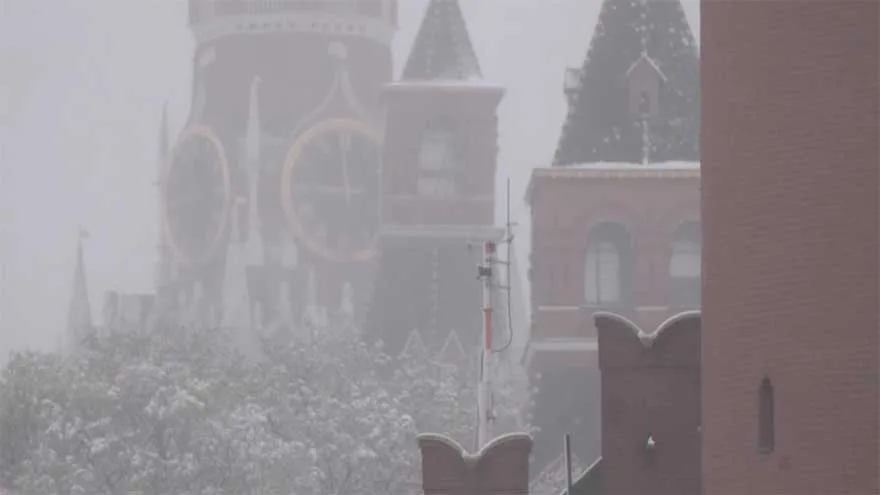 Heavy April Snowstorm Hits Moscow, Damaging Cars, Trees; Over 50 Flights Cancelled