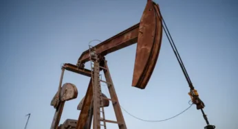 Oil Prices Fall as Trump Announces US Will Aid Stranded Ships in Hormuz