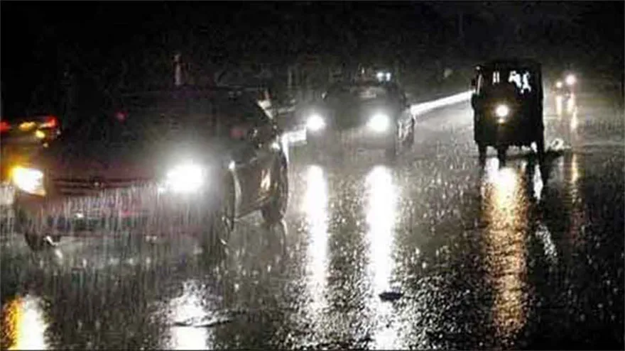 Rain in Lahore Causes Electricity Disruptions, Offers Pleasant Weather