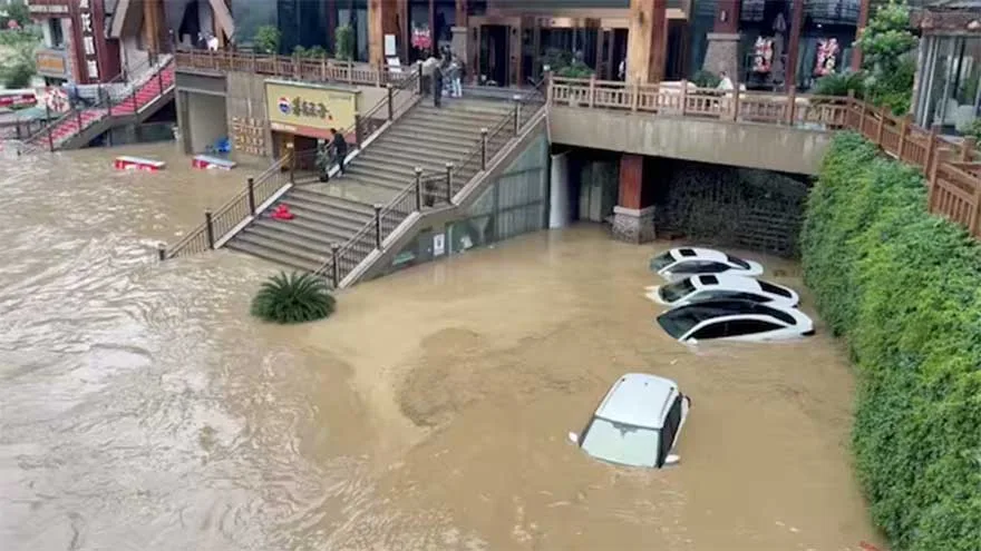 Chinese Forces Rescue Flood-Struck Residents Amid Heavy Rain in Southern China