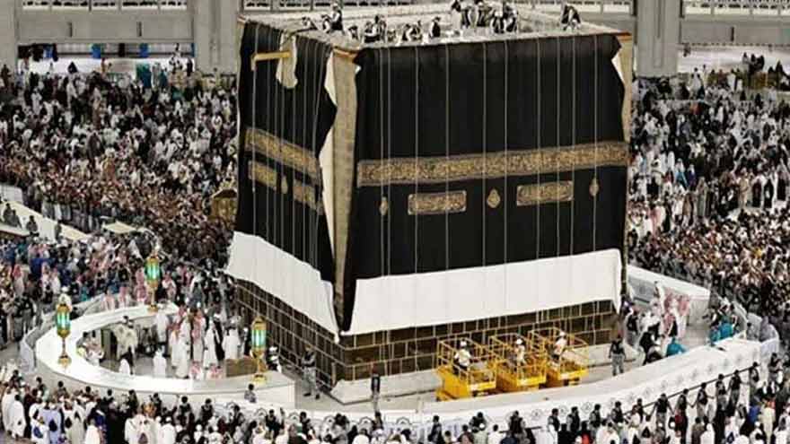 Saudi Authorities Install New Kiswah of Holy Kaaba on 1st Muharram