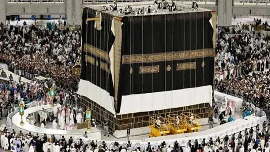Saudi Authorities Install New Kiswah of Holy Kaaba on 1st Muharram