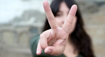 Hackers Use AI to Extract Fingerprints From Peace Sign Photos, Sparking Online Panic