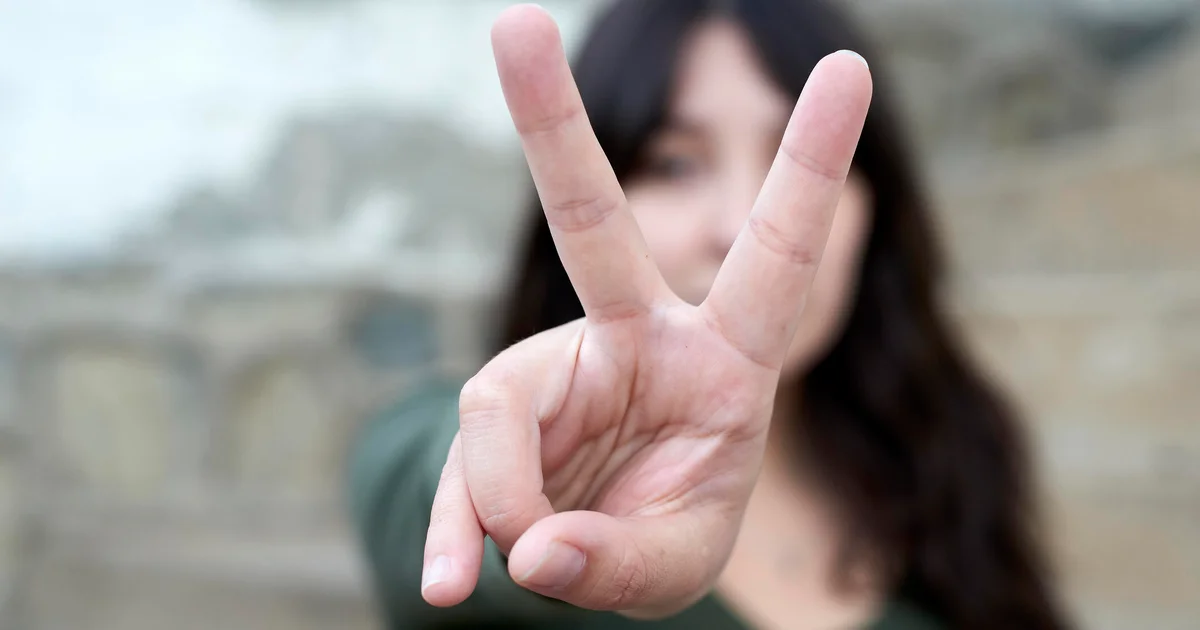 Hackers Use AI to Extract Fingerprints From Peace Sign Photos, Sparking Online Panic