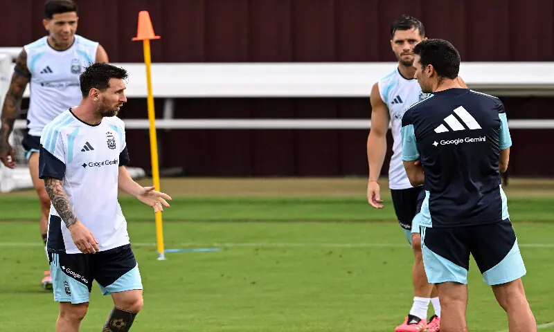 Scaloni Says Messi Making Progress in Injury Recovery