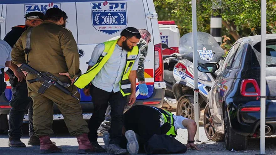 Palestinian Man Shoots in Central Israel, 1 Killed, 5 Wounded
