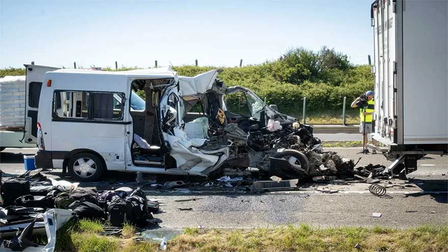 Seven Killed, Two Injured in Hungary Minibus-Truck Crash After Earlier Accident