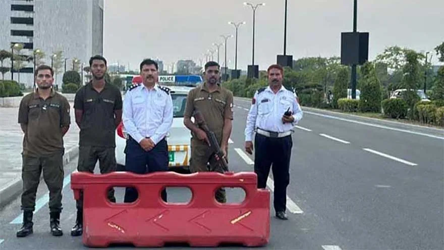 Lahore Traffic Police Ban Heavy Bikes on CBD Boulevard to Prevent Stunts and Disruptions